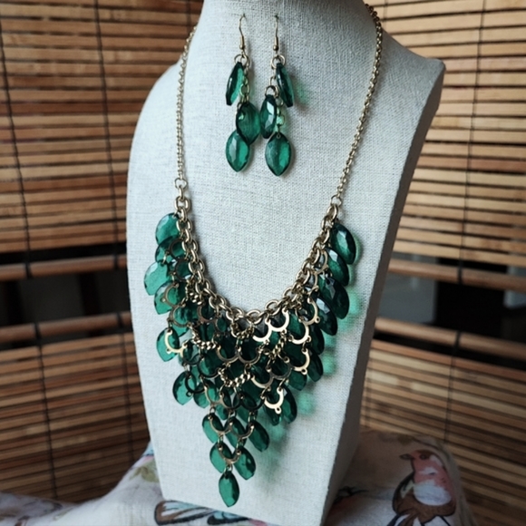 Faceted Transparent Green Acrylic Statement Necklace and Earrings Gold Tone NWOT - Picture 3 of 14